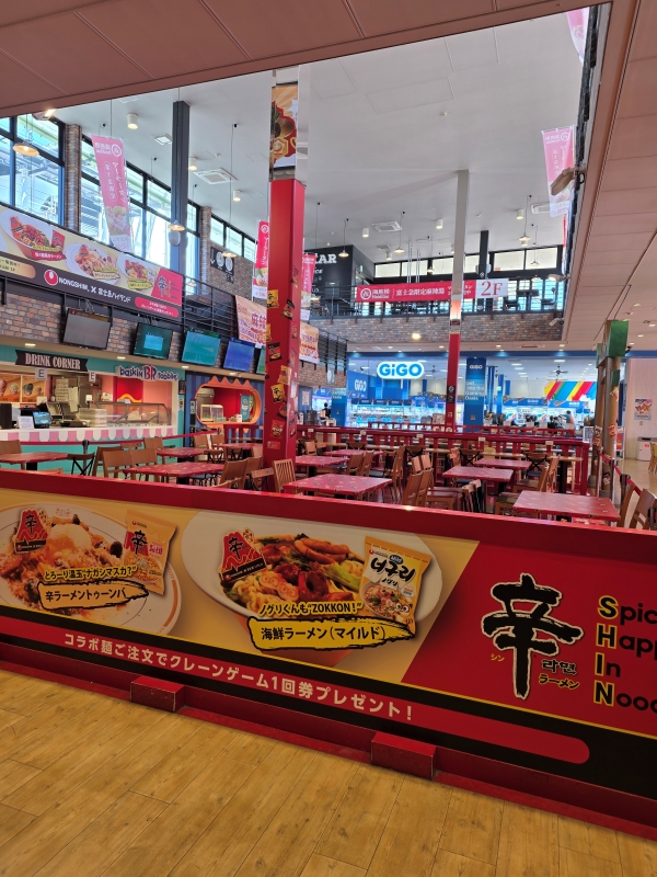 ▲ 놀이공원 내 푸드코트에서는 신라면, 신라면 툼바, 너구리 순한맛 등을 활용한 컬래버 메뉴를 판매하고 있다.ⓒ최신혜 기자