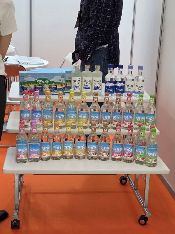 ▲ 4월 16일부터 18일까지 열린 ‘2026 코리아 엑스포 도쿄’에서는 한라산 소주, 제주삼다수 등 브랜드가 부스를 꾸리고 현지 소비자와 접점을 넓혔다.ⓒ최신혜 기자