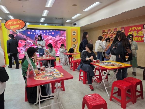 ▲ 농심은 너구리 부스에서 시식 기회와 함께 포토존, 참여형 게임 등을 마련해 방문객 체류 시간을 늘리고 자연스럽게 브랜드를 경험하도록 유도했다.ⓒ최신혜 기자