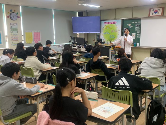 ▲ 인천시교육청이 초등학생들을 대상으로 수의사와 함께하는 학교로 찾아가는 동물사랑 교육을 하고 있다. ⓒ인천시교육청 제공