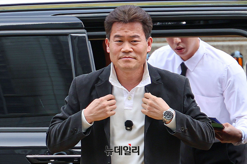 ▲ 전한길 전한길뉴스 대표가 16일 오전 서울 서초구 서울중앙지법에서 열린 영장실질심사(구속 전 피의자 심문)에 출석하고 있다. ⓒ정상윤 기자