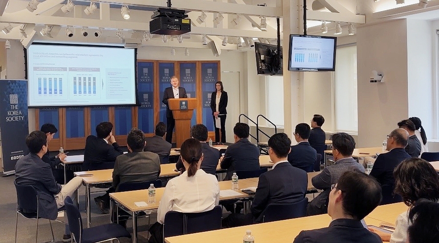 ▲ 한국투자공사 뉴욕지사가 16일(현지시각) 뉴욕 코리아 소사이어티(The Korea Society)에서 개최한 제28차 ‘뉴욕 금융인 포럼’에서 참석자들이 발표를 듣고 있다.ⓒ한국투자공사