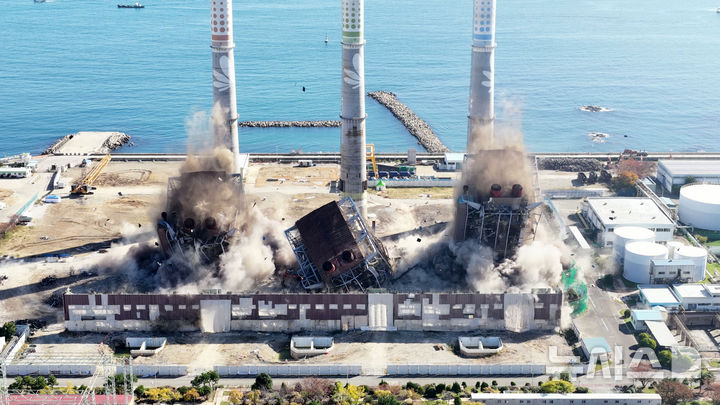 ▲ 지난해 11월 울산 남구 울산화력발전소 보일러 타워 5호기 붕괴 사고 현장에서 매몰자와 실종자 구조를 위해 4·6호기의 발파 작업이 진행되고 있는 장면. ⓒ뉴시스