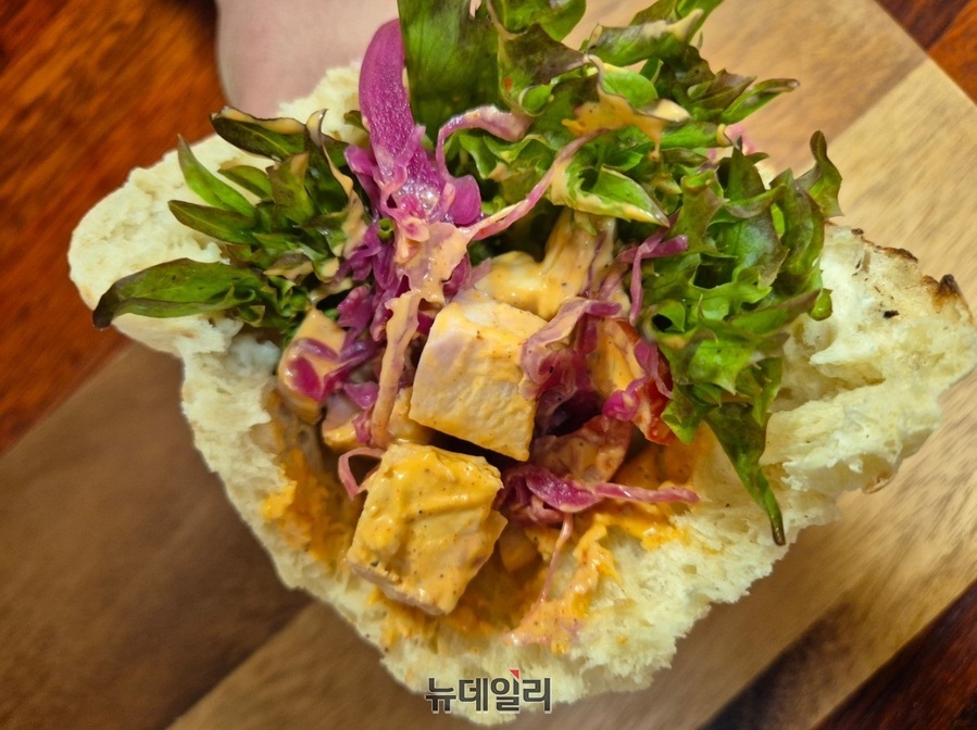 ▲ 맛의 벨류는 개인마다 차이가 있다손 치더라도, 겹겹이 쌓인 맛의 변주는 훌륭한 한 입으로 느껴진다.ⓒ조현우 기자