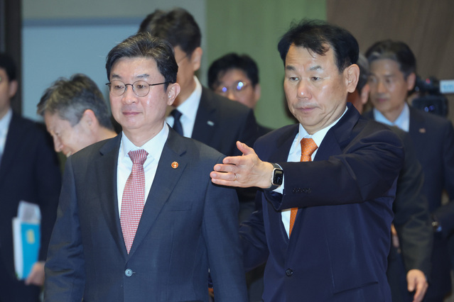 ▲ ⓒ연합뉴스. 이억원 금융위원장(왼쪽)과 정은보 한국거래소 이사장이 16일 서울 여의도 한국거래소에서 열린 중복상장 제도개선 의견수렴을 위한 공개 세미나에 입장하고 있다. 2026.4.16