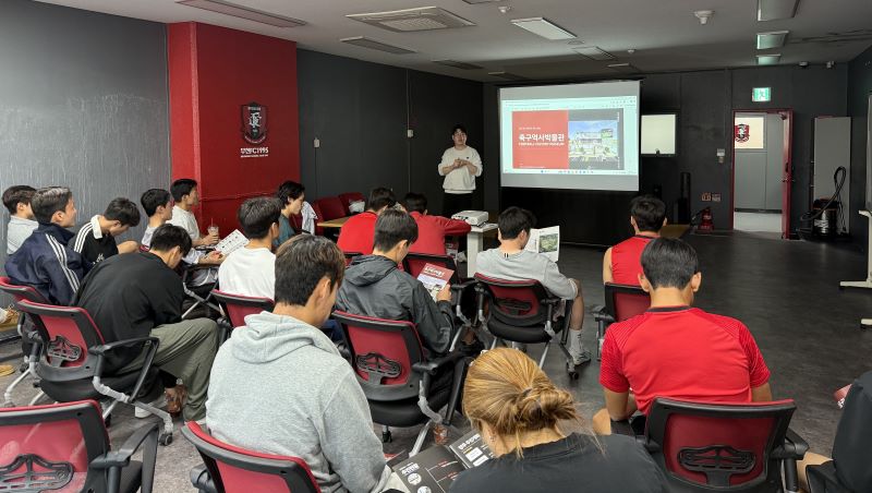▲ 천안시가 FC 부천FC1995 선수단을 찾아 축구역사박물관 건립 사업 현황을 설명하고 유물 기증 참여를 홍보하고 있다.ⓒ천안시