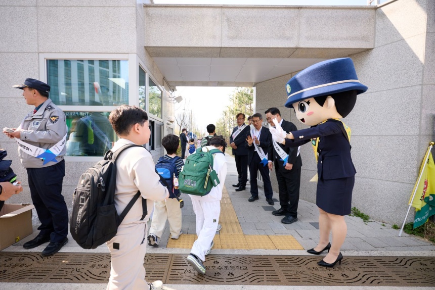 ▲ 양주시는 15일 옥정호수초등학교 일원에서 전동킥보드 안전 이용 캠페인을 전개했다 ⓒ양주시 제공