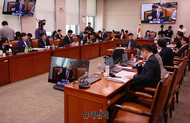 ▲ 여야 의원들이 지난 8일 오후 국회에서 열린 법제사법위원회 전체회의에서 쌍방울 대북송금 사건을 수사한 박상용 검사위증 고발 안건을 놓고 언쟁을 벌이고 있다. ⓒ이종현 기자