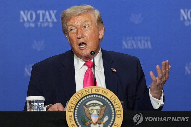 ▲ 도널드 트럼프 미국 대통령이 16일(현지시간) 미국 네바다주 라스베이거스에서 열린 '팁 세금 감면 정책' 관련 원탁회의 행사에서 발언하고 있다. 출처=APⓒ연합뉴스