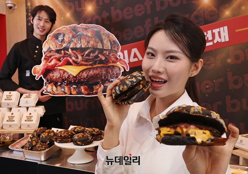 [포토] 롯데리아X삐딱한천재, 타기 직전까지 끌어올린 풍미 '번트 비프버거' 출시