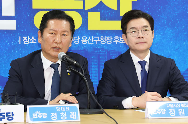 ▲ 정청래 더불어민주당 대표가 17일 서울 용산구 강태웅 용산구청장 후보 선거사무소에서 현장 최고위원회의를 열고 발언하고 있다. 오른쪽은 정원오 서울시장 후보. ⓒ연합뉴스