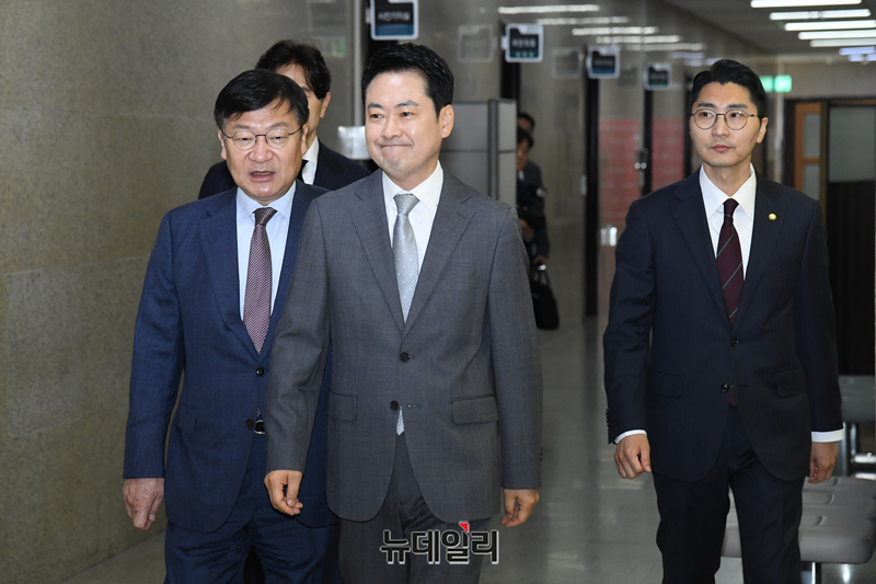 ▲ 장동혁 국민의힘 대표가 지난 1일 국회에서 열린 국민의힘 정책공모전 '국민의 아이디어, 정책이 됩니다' 시상식에 참석하는 모습. ⓒ이종현 기자