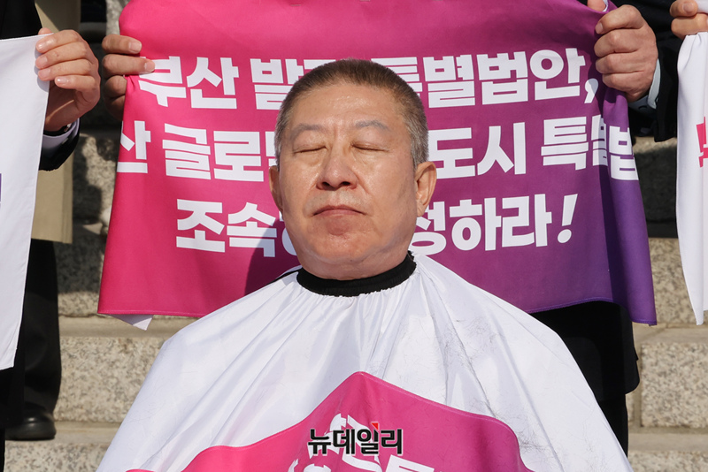 ▲ 박형준 부산시장이 지난달 23일 국회에서 부산 글로벌허브 특별법 제정을 촉구하며 삭발을 하는 모습. ⓒ이종현 기자