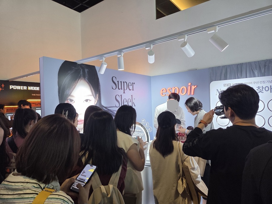 ▲ 쿠팡 메가뷰티쇼 버추얼스토어 현장이 붐비는 모습 ⓒ남수지 기자