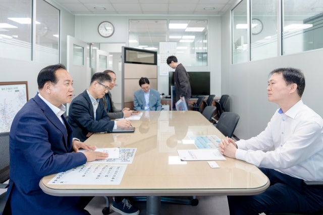 ▲ 기획예산처 재정투자심의관에게 분당선 오산연장 예타 대상 조속 선정 협조를 요청하고 있는 이권재 시장ⓒ오산시 제공