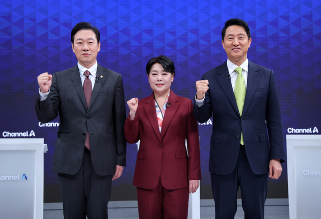 ▲ 지난 10일 서울 종로구 채널A 스튜디오에서 국민의힘 서울시장 경선 후보인 박수민 의원(왼쪽부터), 윤희숙 전 의원, 오세훈 서울시장이 서울시장 후보 제2차 TV 토론회에 참석해 포즈를 취하고 있다. ⓒ국회사진기자단.