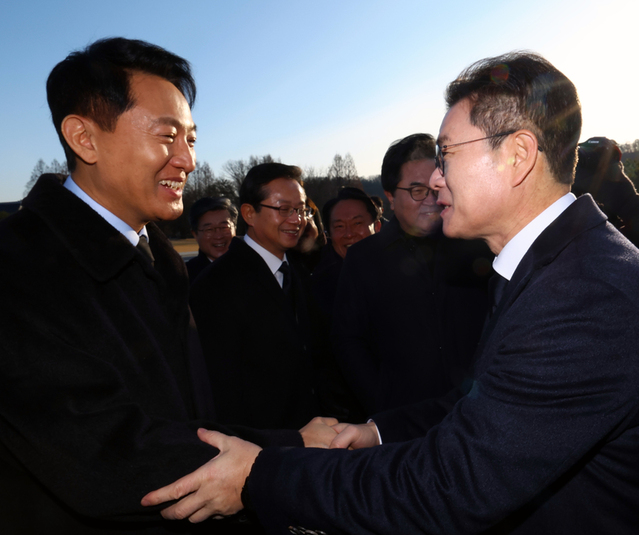 ▲ 오세훈 서울시장(왼쪽)과 정원오 성동구청장이 지난 1월 1일 서울 동작구 국립서울현충원을 참배 전 인사를 나누고 있는 모습. ⓒ뉴시스