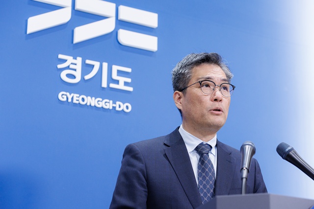 ▲ 정두석 경기도 기획조정실장이 17일 기자회견을 열고 도의 올해 첫 추경안에 대해 설명하고 있다. ⓒ경기도 제공