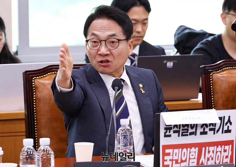 ▲ 박선원 더불어민주당 의원이 지난 16일 국회에서 열린 윤석열 정권 정치검찰 조작 기소 의혹 사건 진상 규명 국정조사특별위원회에서 이상휘 국민의힘 의원과 언쟁을 벌이는 모습. ⓒ이종현 기자