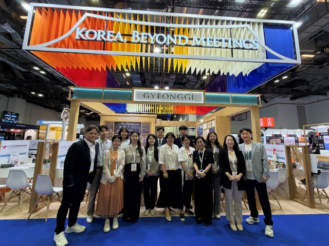 ▲ 경기관광공사와 경기관광마이스얼라이언스 관계자들이 TMS APAC에 마련된 경기 홍보관에서 기념촬영을 하고 있다. ⓒ경기관광공사 제공