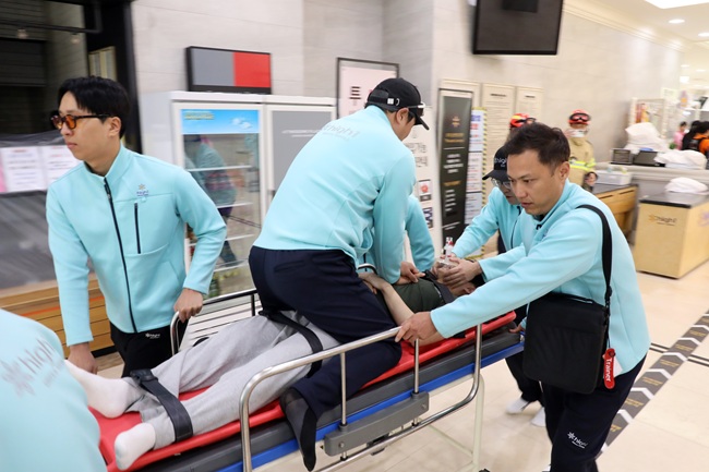 ▲ 하이원리조트가 17일 하이원 워터월드에서 강원랜드와 협력업체 임직원, 사북119안전센터 직원 등 총 112명이 참여해 화재 발생 상황을 가정한 민·관 합동 소방 훈련을 실시했다. ⓒ강원랜드