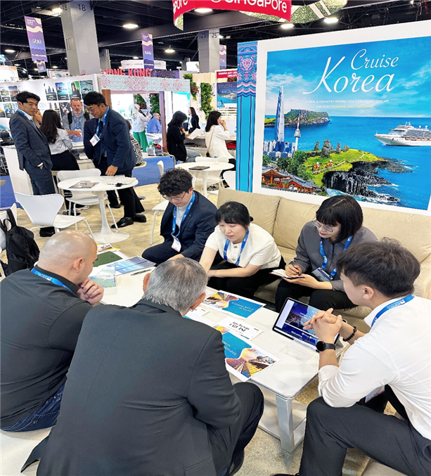 ▲ 미국 마애애미에서 열린 ‘씨트레이드 크루즈 글로벌’ 박람회를 찾은 외국인 투자자들이 한국크루즈 공동홍보관에서 설명을 듣고 있다.
ⓒ 인천시 제공