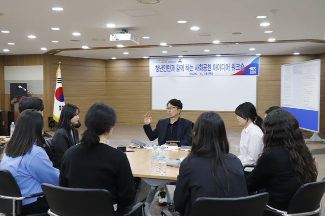 ▲ 강종호 강원본부 본부장이 16일 청년 인턴들과 대화의 시간을 가졌다. ⓒ한국도로공사 강원본부