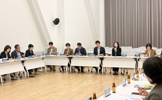 ▲ 강원 춘천시가 17일 퇴계동 행정복지센터에서 전 읍면동장이 참석한 가운데 고유가 피해지원금의 원활한 지급을 위한 '읍면동장 긴급 간담회'를 개최했다. 이날 이영애 경제진흥국장은 