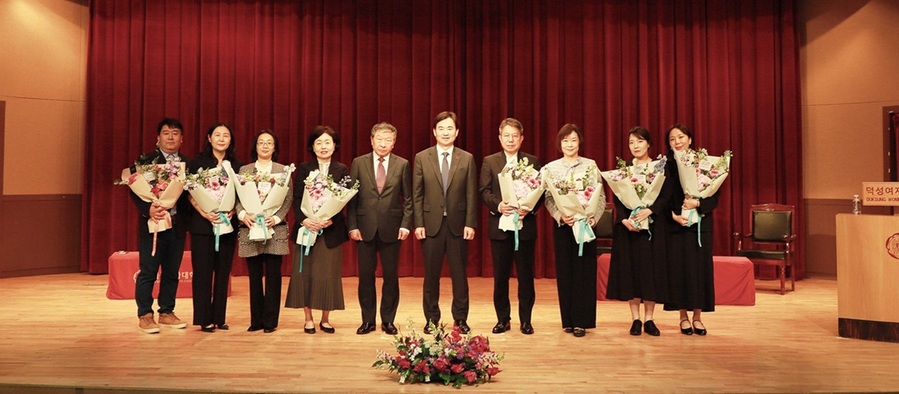 ▲ 장기근속 표창 수상자들이 기념사진을 촬영하고 있다.ⓒ덕성여대