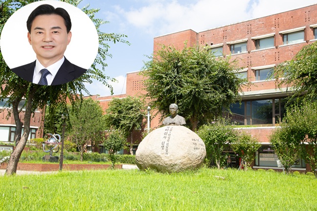 ▲ 덕성여자대학교 민주동산 전경. 좌측 상단은 민재홍 총장.ⓒ덕성여대