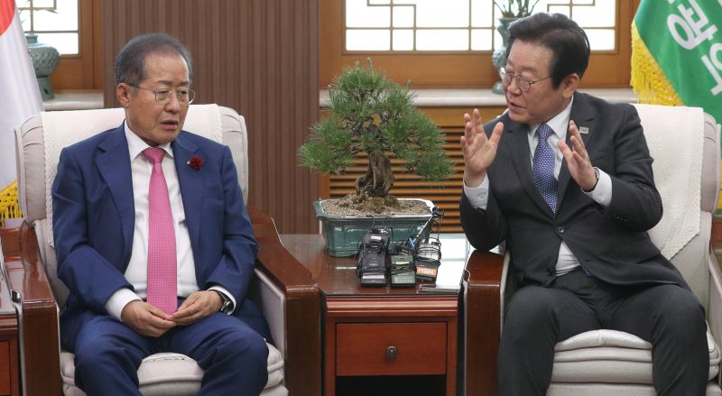 ▲ 이재명 대통령이 지난해 5월 10일 더불어민주당 대표 시절 대구시청 산격청사를 찾아 홍준표 당시 대구시장과 면담하는 모습. ⓒ뉴시스