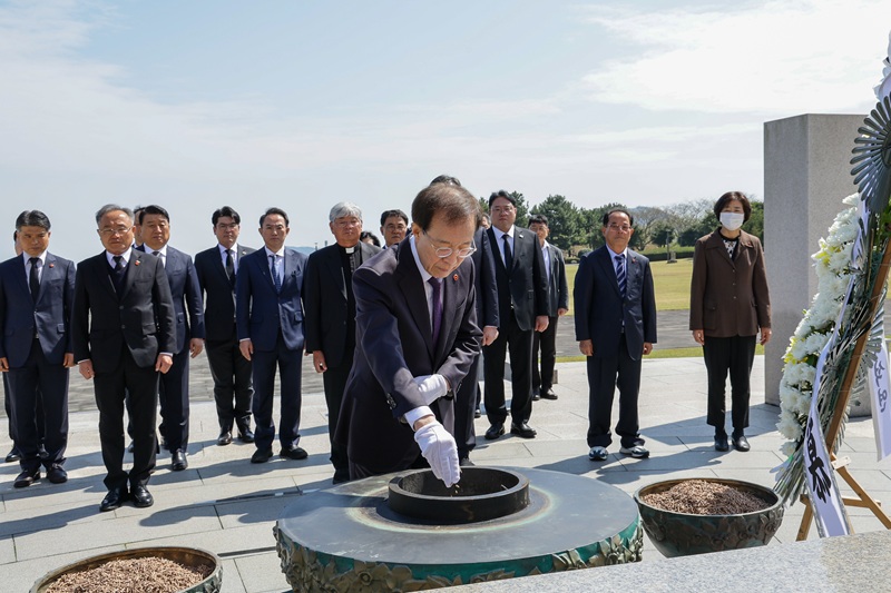 ▲ 이석연 대통령 직속 국민통합위원회 위원장이 지난 15일 통합위 위원들과 함께 '제주4·3평화공원'을 찾아 참배하고 희생자 영혼을 위로했다. 오후에는 '제주4·3희생자유족회' 및 '제주특별자치도 재향경우회'와 간담회를 가졌다. ⓒ국민통합위원회