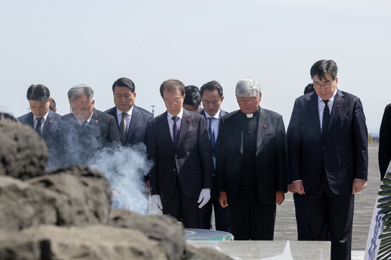 ▲ 이석연 대통령 직속 국민통합위원회 위원장이 지난 15일 통합위 위원들과 함께 '제주4·3평화공원'을 찾아 참배하고 희생자 영혼을 위로했다. 오후에는 '제주4·3희생자유족회' 및 '제주특별자치도 재향경우회'와 간담회를 가졌다. ⓒ국민통합위원회