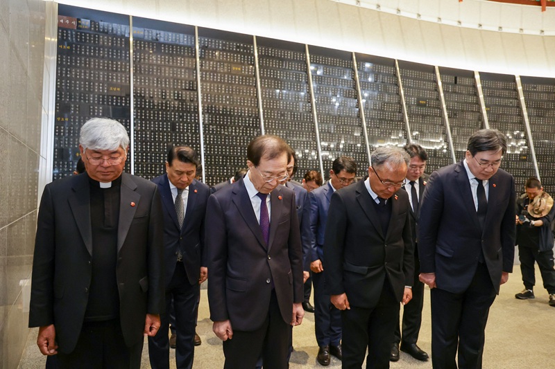 ▲ 이석연 대통령 직속 국민통합위원회 위원장이 지난 15일 통합위 위원들과 함께 '제주4·3평화공원'을 찾아 참배하고 희생자 영혼을 위로했다. 오후에는 '제주4·3희생자유족회' 및 '제주특별자치도 재향경우회'와 간담회를 가졌다. ⓒ국민통합위원회