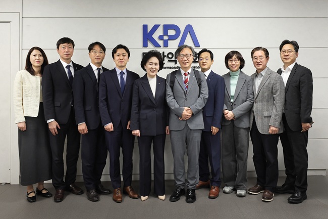 ▲ 홍승권 원장이 17일 대한약사회를 방문해 현장소통에 나섰다. ⓒ심평원