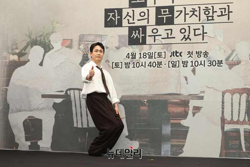 [포토] 모자무싸 오정세, 허공에 앉은 포즈