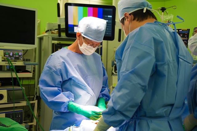 ▲ 외과 손동녕 과장 수술하는 모습.ⓒ포항성모병원