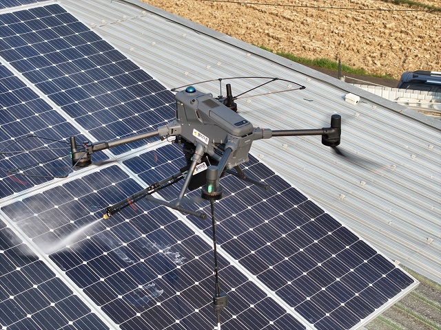 ▲ 드론을 이용한 세척 작업을 통해 태양광 설비 관리 서비스를 하고 있다.ⓒ포항시