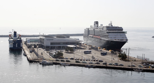 ▲ 올해 첫 크루즈인 8만2000톤 급 웨스테르담호가 18일 2000여 명의 외국인 관광객을 태우고 입항했다. 이날 속초시는 강원특별자치도 등 관계기관과 함께 취타대 공연을 비롯한 입항 환영 행사와 셔틀버스 운영·통역 안내 요원 배치 등 외국인 관광객들에게 관광 서비스를 제공했다. ⓒ속초시