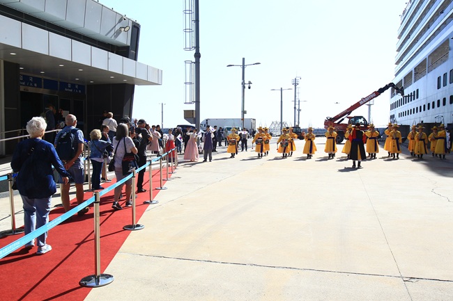 ▲ 올해 첫 크루즈인 8만2000톤 급 웨스테르담호가 18일 2000여 명의 외국인 관광객을 태우고 입항했다. 이날 속초시는 강원특별자치도 등 관계기관과 함께 취타대 공연을 비롯한 입항 환영 행사와 셔틀버스 운영·통역 안내 요원 배치 등 외국인 관광객들에게 관광 서비스를 제공했다. ⓒ속초시