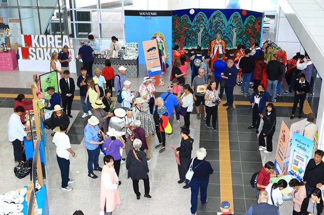 ▲ 올해 첫 크루즈인 8만2000톤 급 웨스테르담호가 18일 2000여 명의 외국인 관광객을 태우고 입항했다. 이날 속초시는 강원특별자치도 등 관계기관과 함께 취타대 공연을 비롯한 입항 환영 행사와 셔틀버스 운영·통역 안내 요원 배치 등 외국인 관광객들에게 관광 서비스를 제공했다. ⓒ속초시