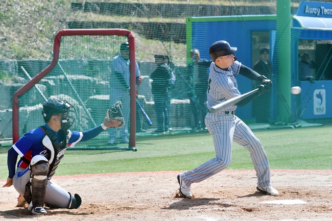 ▲ 제6회 화천군수기 야구대회 개회식이 18일 간동면 간동야구장에서 최문순 군수를 비롯한 동호인들이 참석한 가운데 열렸다. ⓒ화천군