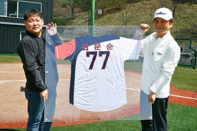 ▲ 제6회 화천군수기 야구대회 개회식이 18일 간동면 간동야구장에서 최문순 군수를 비롯한 동호인들이 참석한 가운데 열렸다. ⓒ화천군