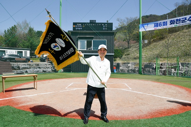 ▲ 제6회 화천군수기 야구대회 개회식이 18일 간동면 간동야구장에서 최문순 군수를 비롯한 동호인들이 참석한 가운데 열렸다. ⓒ화천군