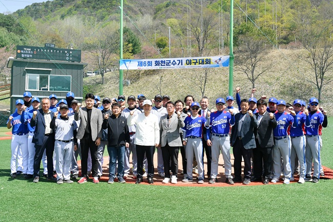 ▲ 제6회 화천군수기 야구대회 개회식이 18일 간동면 간동야구장에서 최문순 군수를 비롯한 동호인들이 참석한 가운데 열렸다. ⓒ화천군