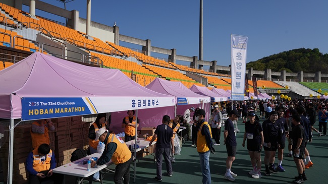 ▲ 함기용 세계제패기념 '제23회 춘천호반마라톤대회'가 18일 송암스포츠타운 일원에서 열렸다. 이번 대회에는 시민과 동호인 등 4500여 명이 참가해 의암호와 서면 일대를 달리며 봄철 호반 풍경 속에서 레이스를 펼쳤다. ⓒ춘천시