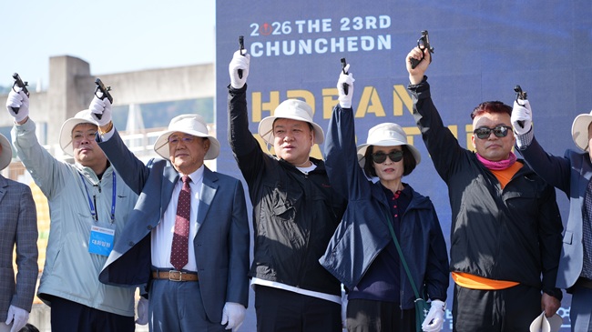 ▲ 함기용 세계제패기념 '제23회 춘천호반마라톤대회'가 18일 송암스포츠타운 일원에서 열렸다. 이번 대회에는 시민과 동호인 등 4500여 명이 참가해 의암호와 서면 일대를 달리며 봄철 호반 풍경 속에서 레이스를 펼쳤다. ⓒ춘천시