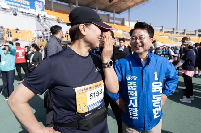 ▲ 이날 육동한 더불어민주당 춘천시장 예비후보도 참가자들과 함께 호흡하며 역동적인 주말 행보를 시작했다. 육 예비후보는 시민들과 가벼운 스트레칭을 함께하며 참가자들의 안전한 완주를 응원했다. ⓒ육동한 예비후보 캠프 제공