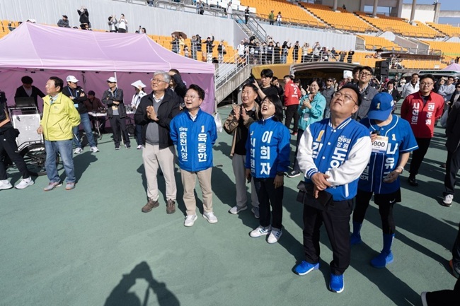 ▲ 이날 육동한 더불어민주당 춘천시장 예비후보도 참가자들과 함께 호흡하며 역동적인 주말 행보를 시작했다. 육 예비후보는 시민들과 가벼운 스트레칭을 함께하며 참가자들의 안전한 완주를 응원했다. ⓒ육동한 예비후보 캠프 제공
