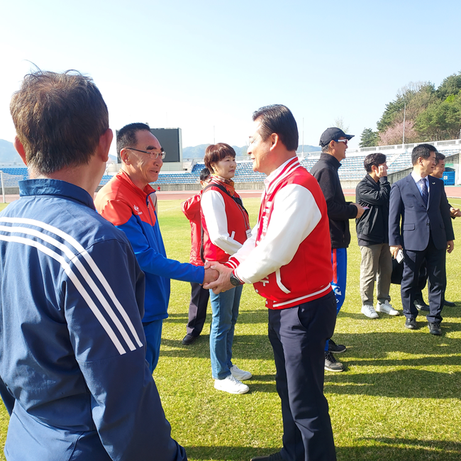 ▲ 신영재 국민의힘 홍천군수 후보가 18일 '2026 강원특별자치도지사배 동호인 축구대회' 개막식에 참석해 도내 전역에서 모인 1000여 명의 동호인을 격려했다. ⓒ신영재 홍천군수 후보 캠프